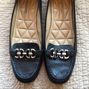 Like new Adrienne Vittadini leather black loafers